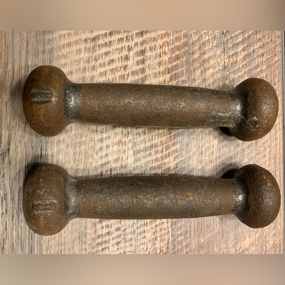 Cast Iron Round Bun Head Dumbbell Set - 1 Pound each - Picture 3 of 4